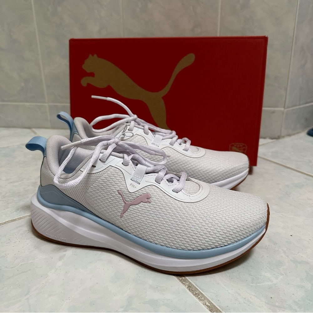 NWT PUMA Women's white with blue detail Sneaker size 8
